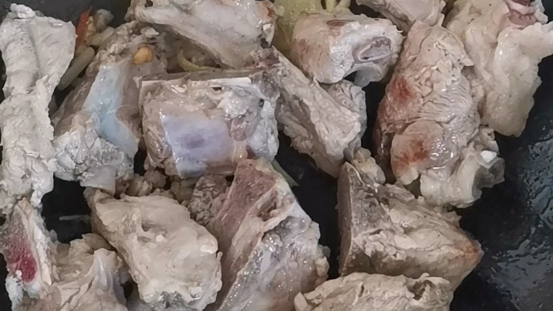 番茄烧排骨,另起锅烧油,下入排骨小火煸炒至微焦
