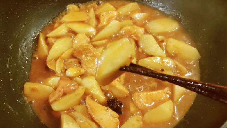 山药焖鸡,用筷子轻松扎透,食材已完全成熟,大火收汁关火出锅。
