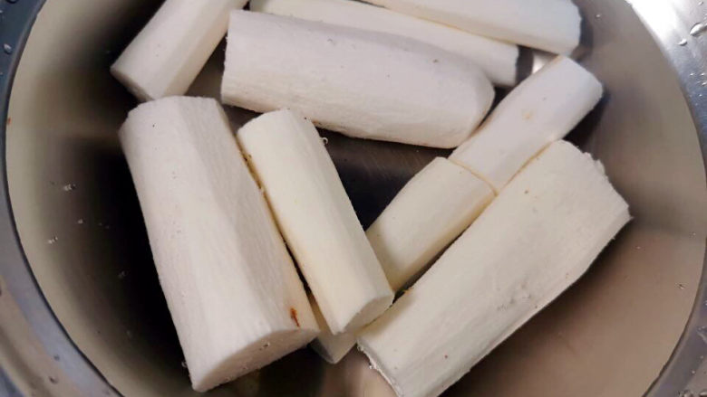 山药焖鸡,削去外皮,切段,泡入淡醋水中