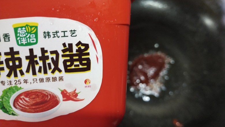 番茄烧排骨,锅洗净后放入油烧热,加入1勺辣椒酱炒匀