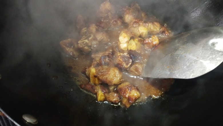 番茄烧排骨,倒入排骨炒匀,加入适量开水移入奶锅