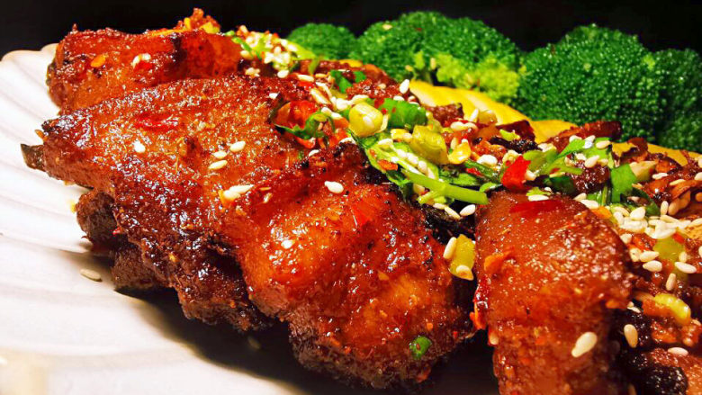 香酥五花肉,双併上桌,从视觉就解腻。