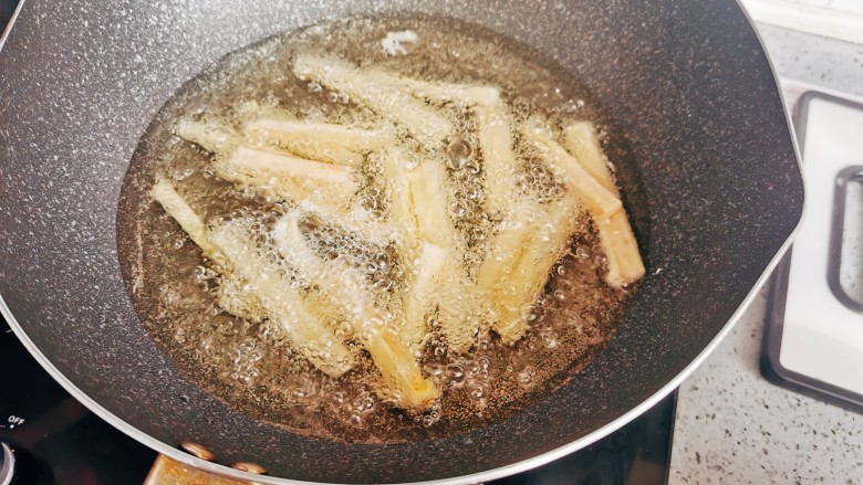 椒麻莲藕,鸡锅烧油,油温五成热,下入莲藕