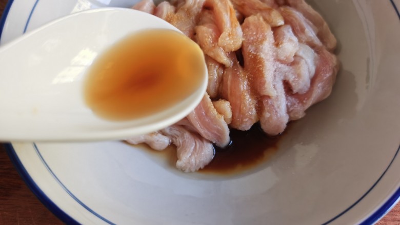 白菜烩小酥肉,加入<a style='color:red;display:inline-block;' href='/shicai/ 788'><a style='color:red;display:inline-block;' href='/shicai/ 788'>生抽</a></a>、<a style='color:red;display:inline-block;' href='/shicai/ 718'>料酒</a>。