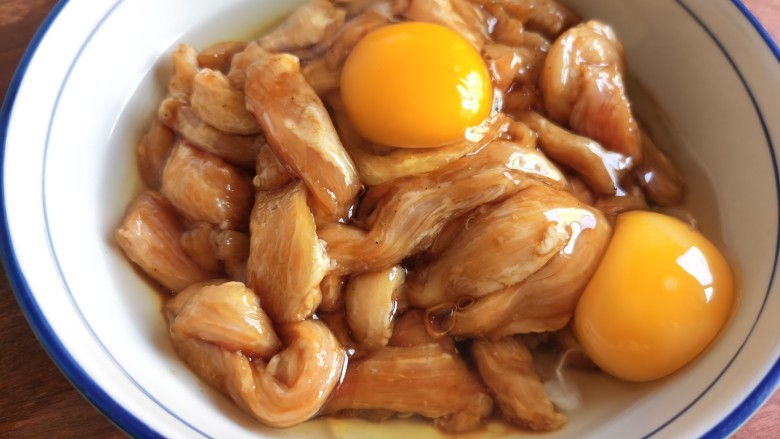 白菜烩小酥肉,腌好后把姜片挑出来,然后打入两个<a style='color:red;display:inline-block;' href='/shicai/ 9'>鸡蛋</a>。