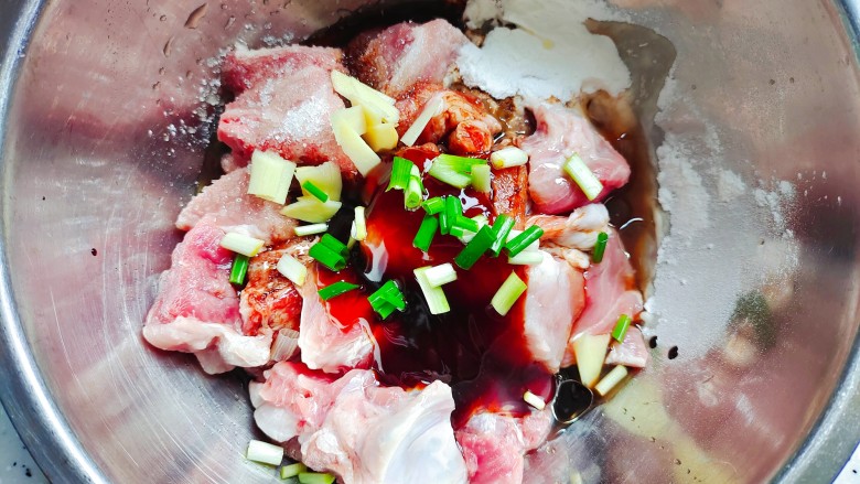 番茄烧排骨,<a style='color:red;display:inline-block;' href='/shicai/ 434'>排骨</a>洗净,加适量料酒、生抽、蚝油,一小勺细砂糖、淀粉,几滴食用油