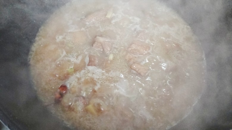 番茄烧排骨,加适量热开水(水量和食材齐平)