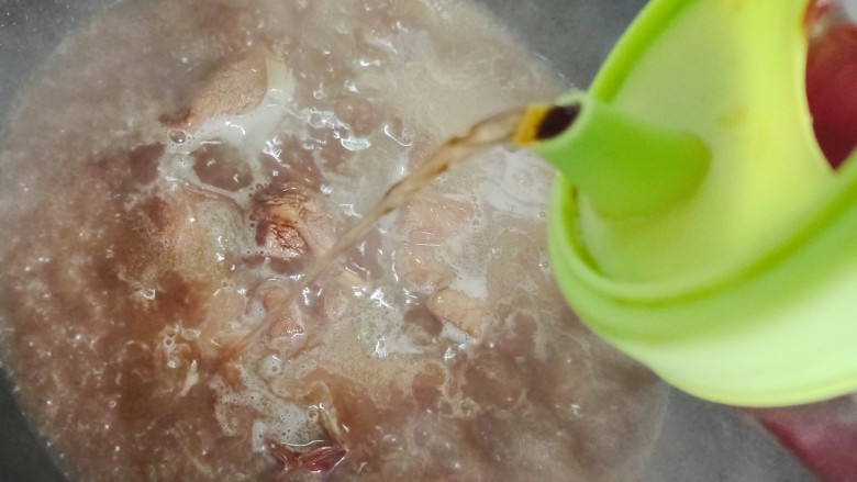 番茄烧排骨,加适量料酒
