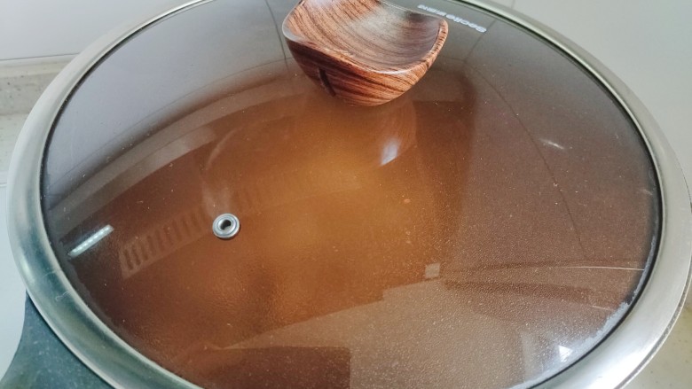 番茄烧排骨,盖上锅盖,转小火焖煮30分钟