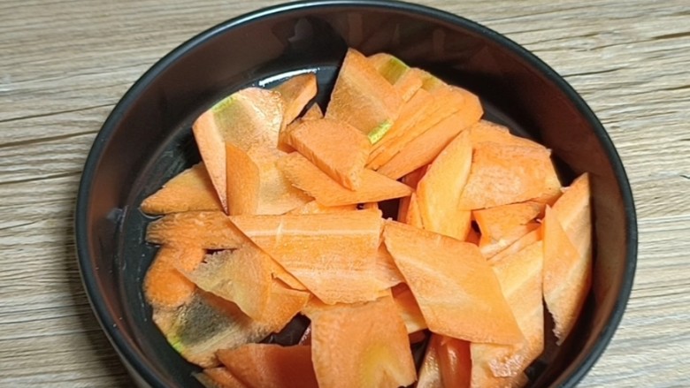 包菜胡萝卜炒鸡蛋,<a style='color:red;display:inline-block;' href='/shicai/ 25'>胡萝卜</a>去皮洗净,切薄片备用