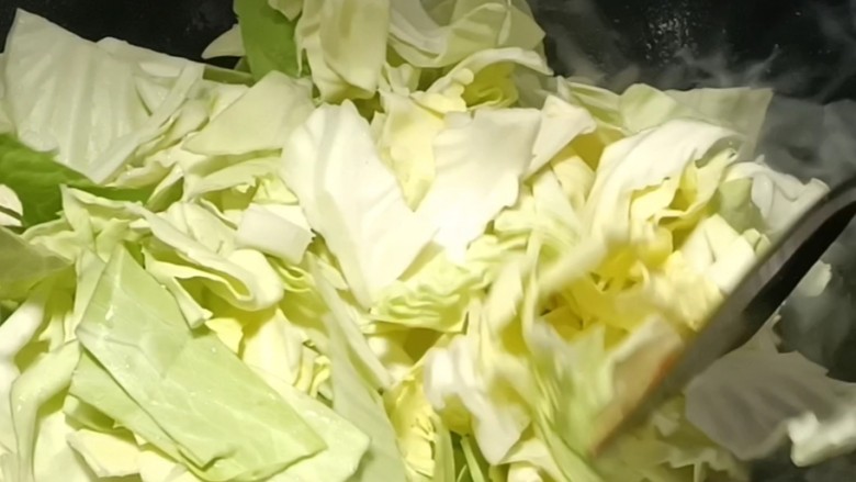 包菜胡萝卜炒鸡蛋,放入包菜,翻炒均匀至断生