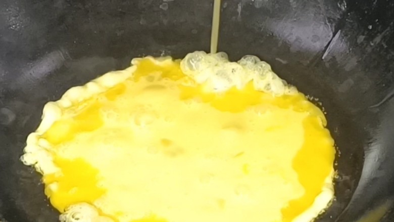 包菜胡萝卜炒鸡蛋,倒入热油锅中,炒熟后盛出备用