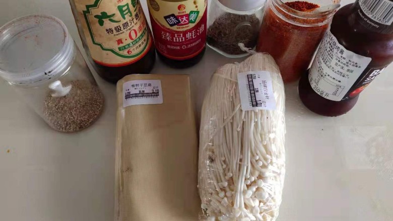 金针菇豆皮卷,准备原料