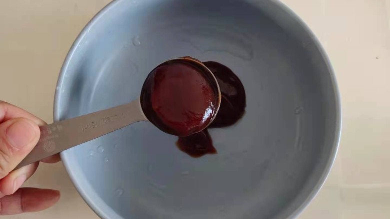 金针菇豆皮卷,两勺<a style='color:red;display:inline-block;' href='/shicai/ 47006'>烧烤酱</a>