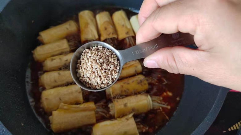 金针菇豆皮卷,一勺<a style='color:red;display:inline-block;' href='/shicai/ 666'>芝麻</a>