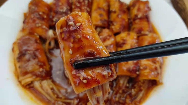 金针菇豆皮卷,充分裹匀