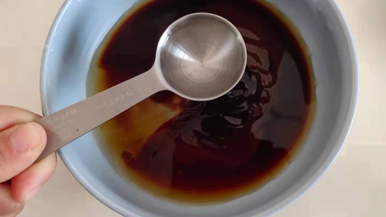 金针菇豆皮卷,4勺清<a style='color:red;display:inline-block;' href='/shicai/ 156925'>水</a>调匀