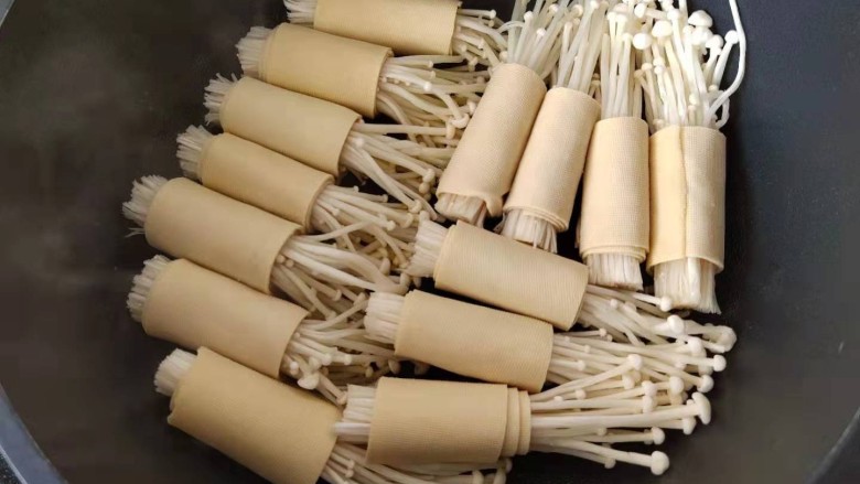 金针菇豆皮卷,热锅少油小火放入金针菇卷煎到表面金黄