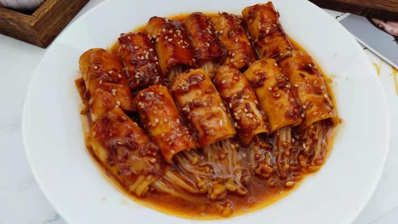 金针菇豆皮卷,装盘