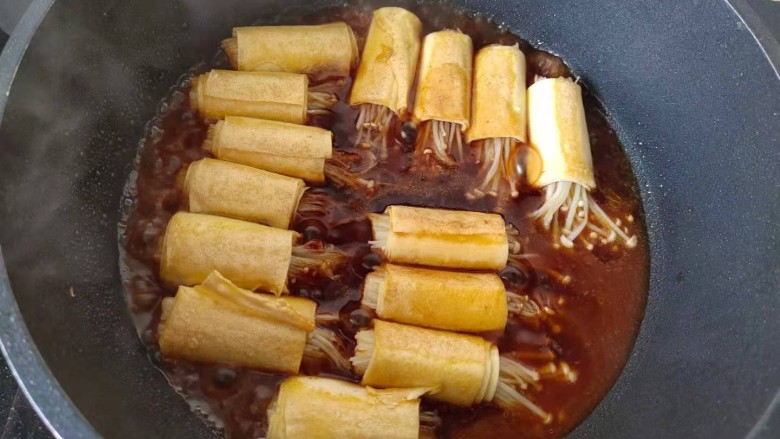 金针菇豆皮卷,倒入料汁收浓