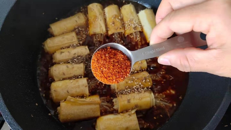 金针菇豆皮卷,一勺辣椒粉