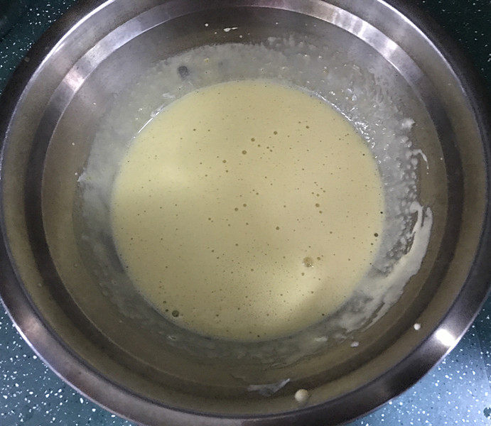 草莓抱抱卷,用打蛋器将蛋黄糊,打至体积变大且颜色转白