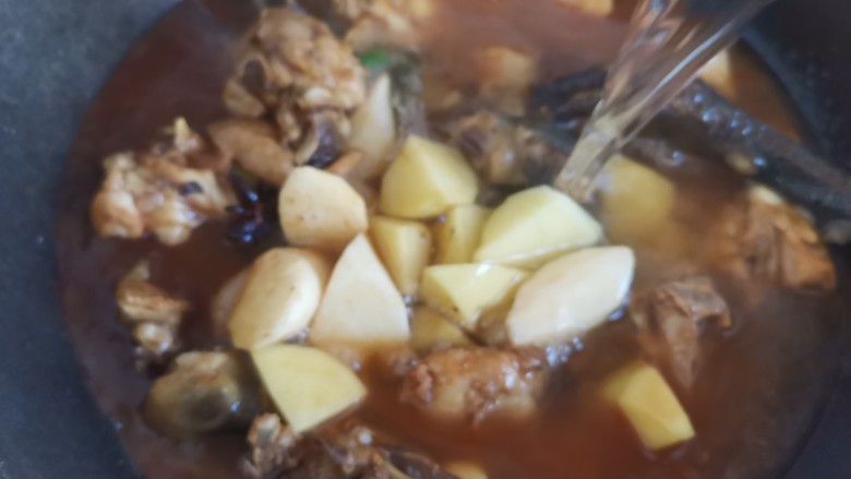 山药焖鸡,加入没过鸡肉的清水大火煮开,转小火焖20分钟