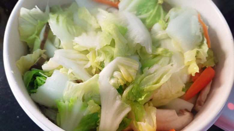 白菜烩小酥肉,加入白菜,胡萝卜,香菇(也可以先焯水后放进来)