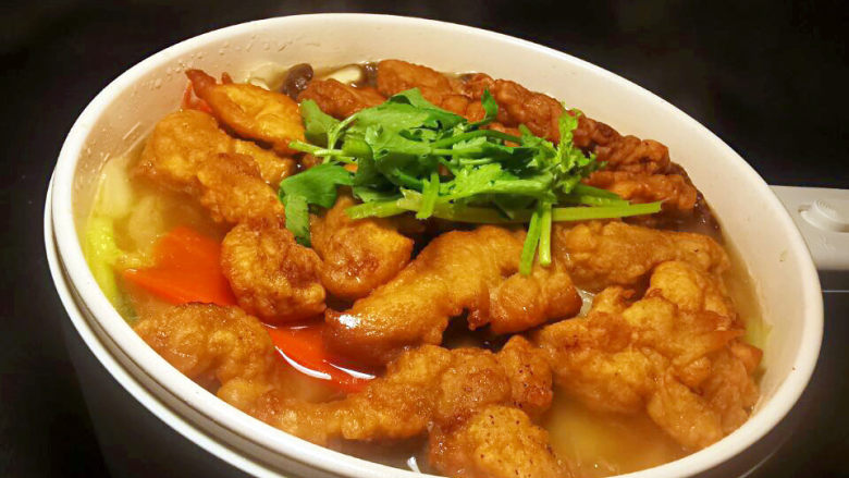 白菜烩小酥肉,加入香菜,更具魅力,有肉有菜,一点都不腻