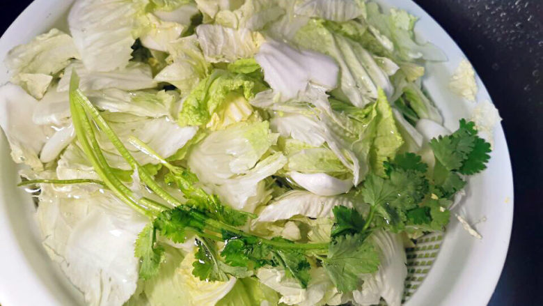 白菜烩小酥肉,白菜拆小块,香菜洗净
