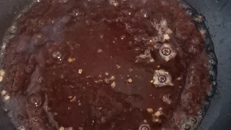京葱炒肉丝,倒入调好的酱汁,小火翻炒至颜色变深