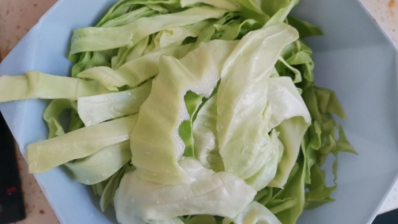 包菜胡萝卜炒鸡蛋,<a style='color:red;display:inline-block;' href='/shicai/ 3511'>包菜</a>切成丝,洗干净
