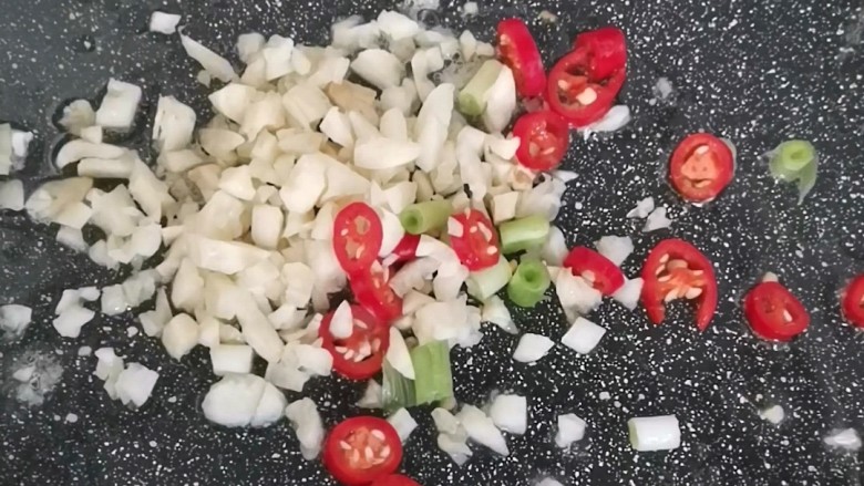 包菜胡萝卜炒鸡蛋,锅里留底油,下入葱蒜辣椒炒香