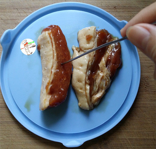 香酥五花肉,取出腌好的五花肉,放在碗盖上,用牙签在肉上扎些小孔,方便入味
