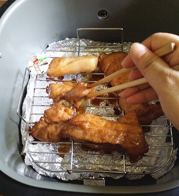 香酥五花肉,中途打开盖子:刷汁、翻面、再刷汁