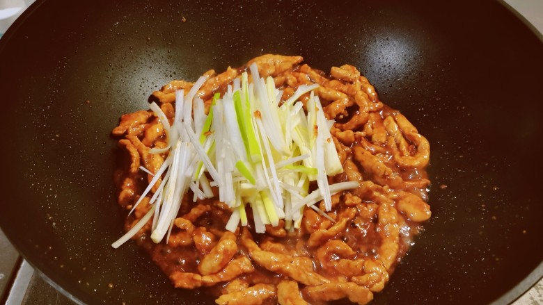 京葱炒肉丝,放入葱丝。
