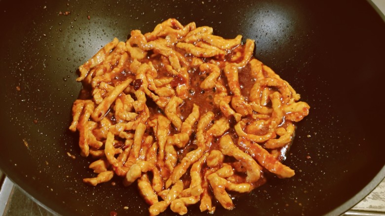 京葱炒肉丝,肉丝翻炒成熟,入味。