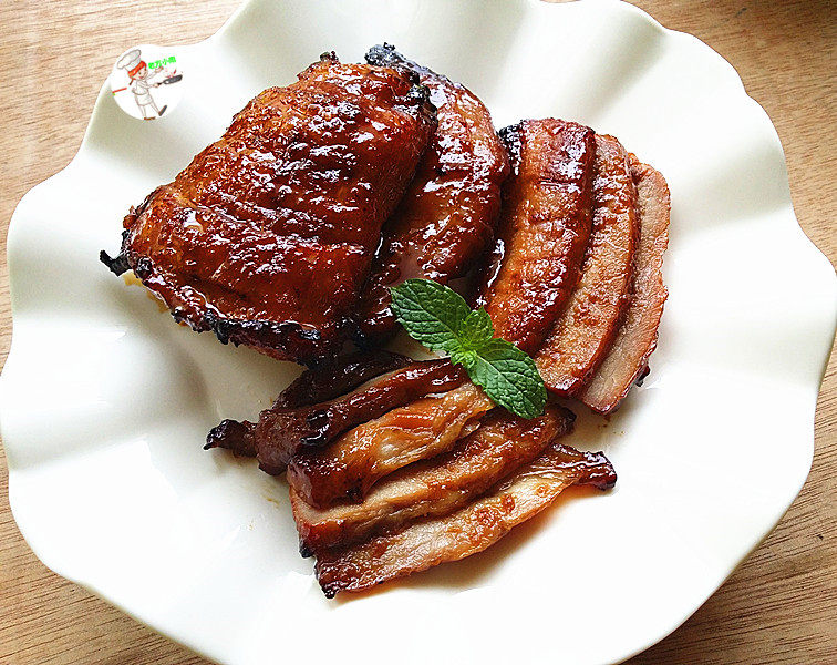 香酥五花肉,一道家常版的广式叉烧肉就做好了，色泽红润，咸甜鲜香，细嫩又好吃