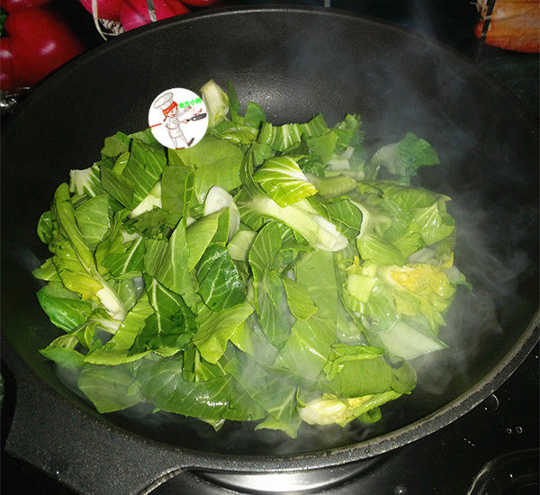 香肠咸肉年糕汤,锅热倒油,放入青菜,煸炒