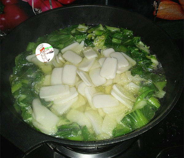 香肠咸肉年糕汤,放入年糕片