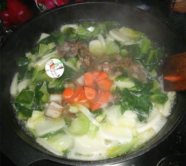 香肠咸肉年糕汤,再把香肠,咸肉和胡萝卜放进去,大火煮沸