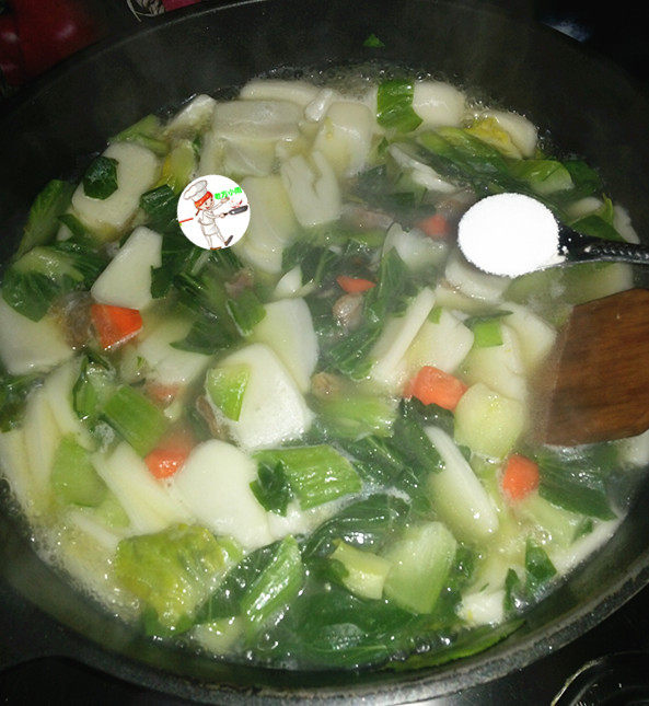 香肠咸肉年糕汤,待年糕煮软煮地漂起来,加入适量食盐调味