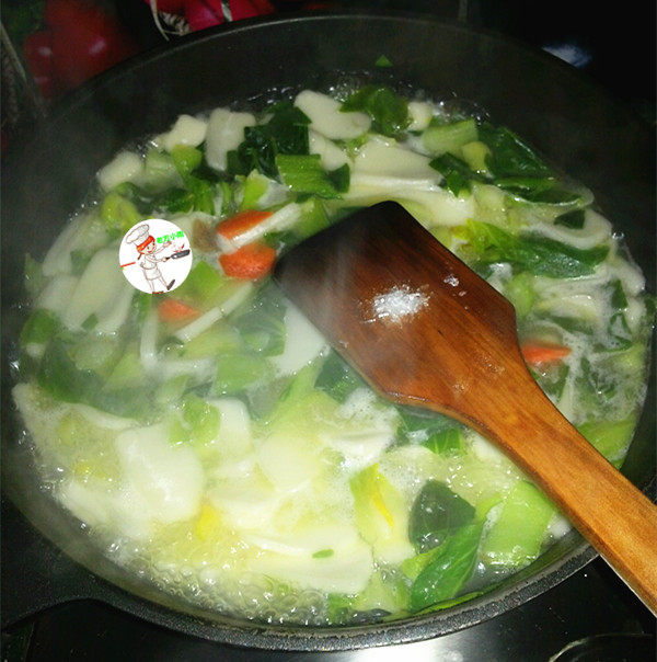 香肠咸肉年糕汤,最后加鸡精增鲜,不喜欢的可以不加