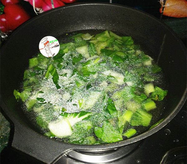 香肠咸肉年糕汤,炒软,加入适量清水