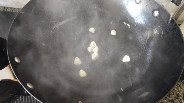包菜胡萝卜炒鸡蛋,锅里留着底油,放入蒜瓣炒香