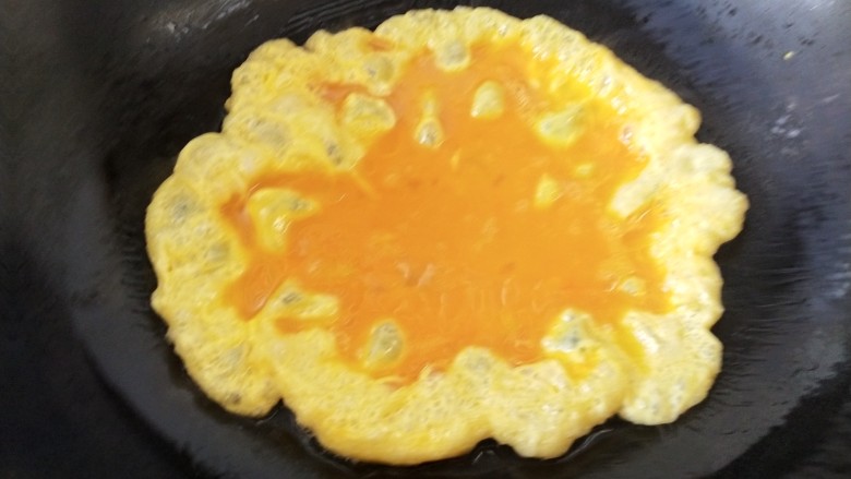 包菜胡萝卜炒鸡蛋,锅里放油烧热,倒入蛋液,几秒钟就可以出锅
