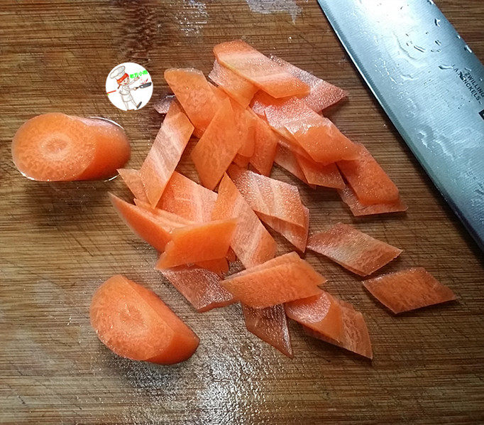 咸肉炒大蒜,浸泡咸肉的时候,来准备配菜,<a style='color:red;display:inline-block;' href='/shicai/ 25'>胡萝卜</a>洗净,先斜刀切段,再切成菱形片