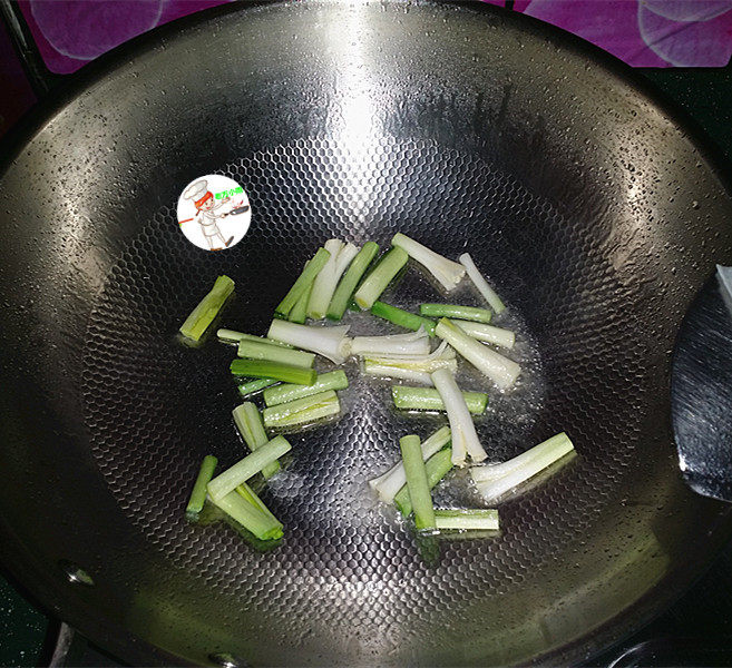 咸肉炒大蒜,锅热倒油,下入蒜白爆出香味后,盛出备用