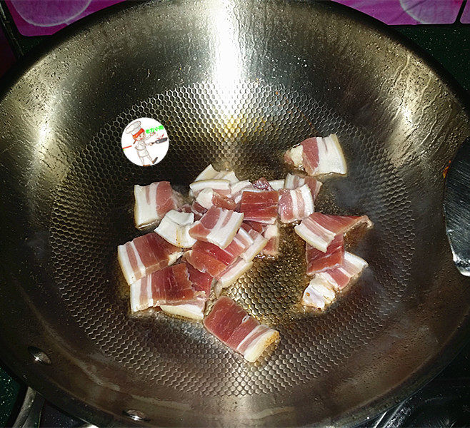 咸肉炒大蒜,锅中留底油,放入咸肉片,煸炒;这步油不用多,一会儿煸炒咸肉还会析出不少油脂的
