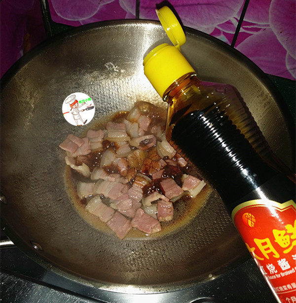 咸肉炒大蒜,稍后淋入少许红烧<a style='color:red;display:inline-block;' href='/shicai/ 692'>酱油</a>,炒匀,给肉片上色